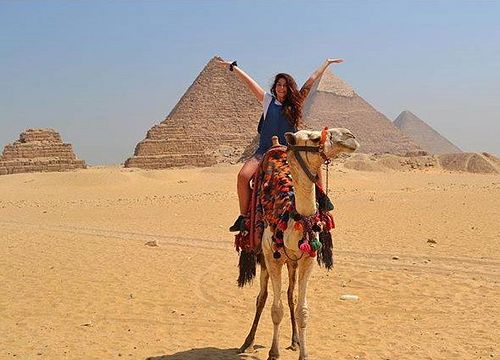 Excursie privată de o zi de la Safaga la piramide într-un vehicul privat 