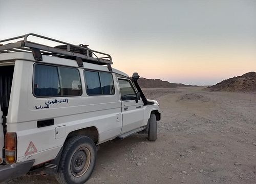 Pouštní jeep Safari z El Gouny: prohlídka beduínské vesnice, velbloudí trekking a grilování 