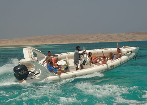 Barcă cu motor Sahl Hasheesh: Excursie privată pe insulă cu snorkeling 